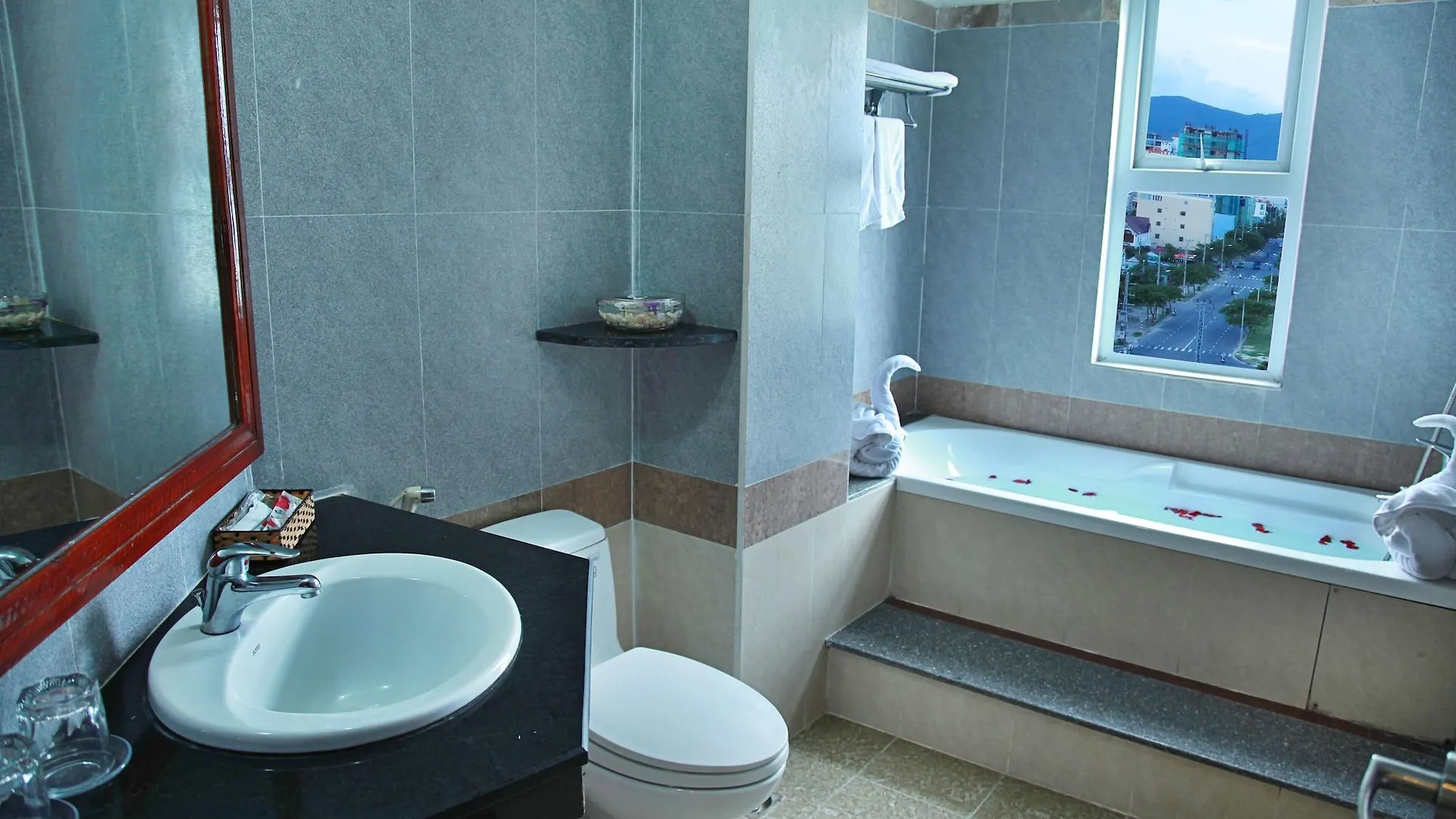 House Land Hotel 2 Da Nang 2*,